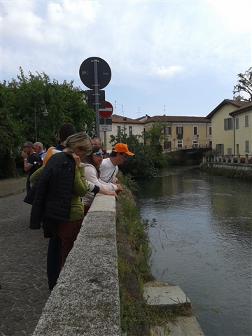 Gorgonzola-gruppo in sosta sulle sponde del naviglio